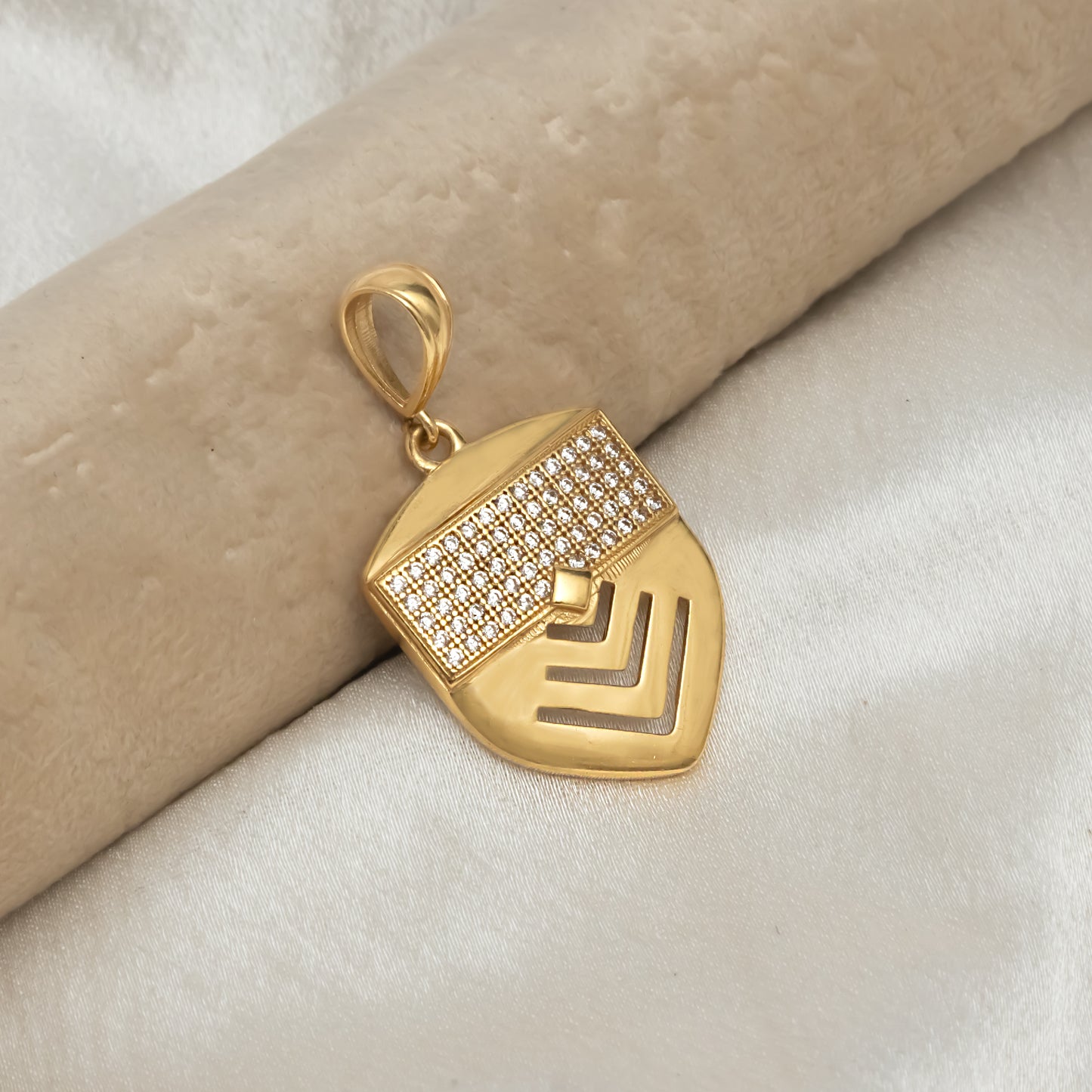 ZEVER DIAMOND PREMIUM GOLD PLATED PENDANT