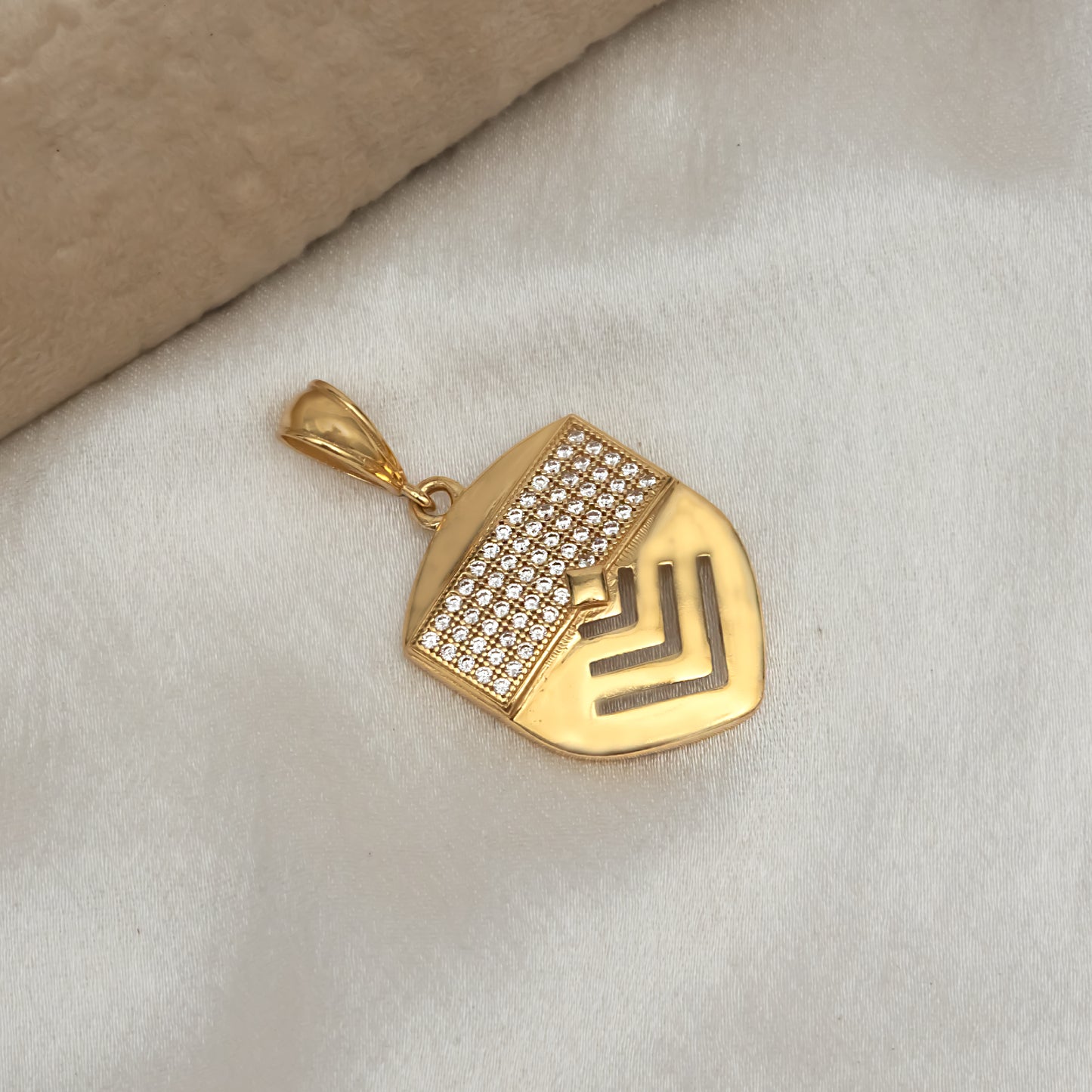 ZEVER DIAMOND PREMIUM GOLD PLATED PENDANT