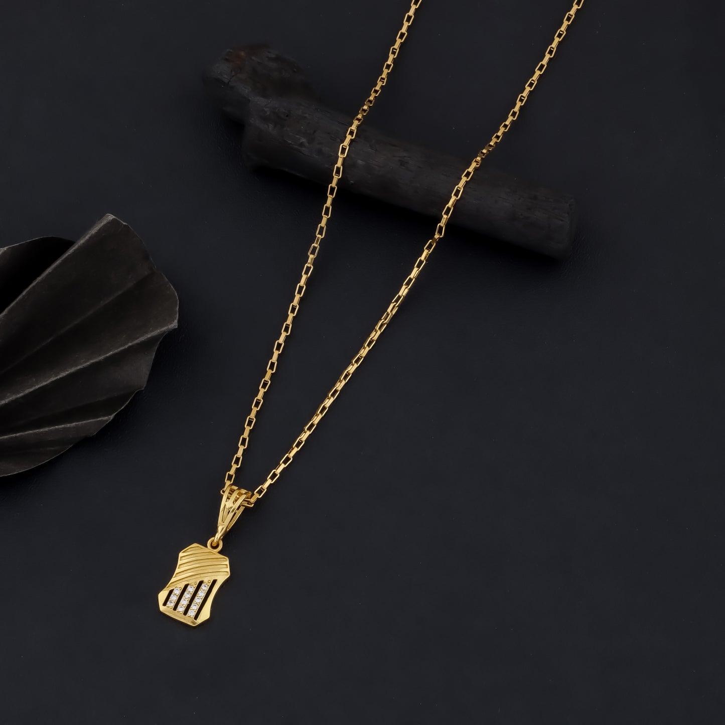 NORO MEN’S SMART GOLD PENDANT LOOK (CHAIN-24 INCH)