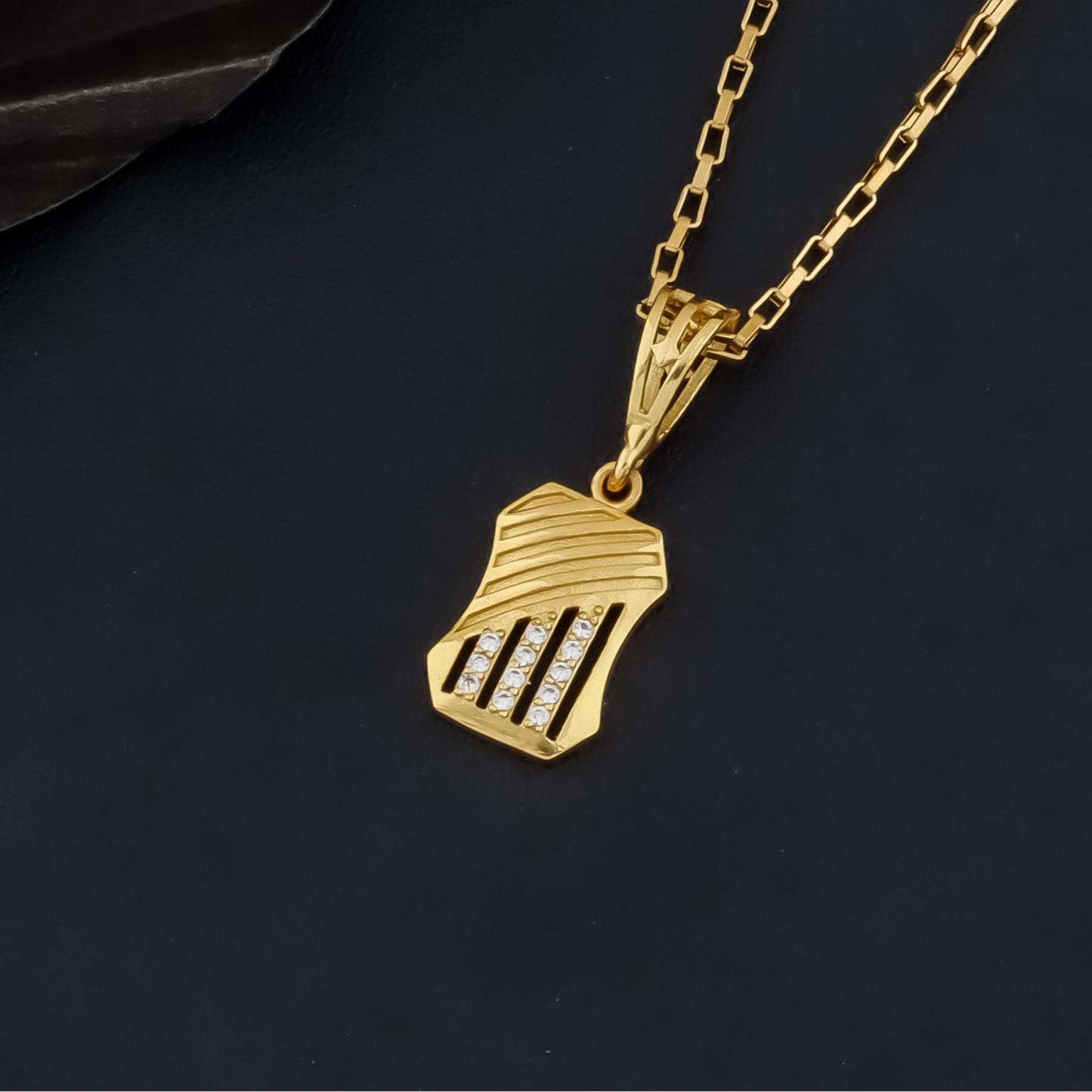Noro Men’s Smart Look Gold Chain Pendant (Chain-24 Inch)