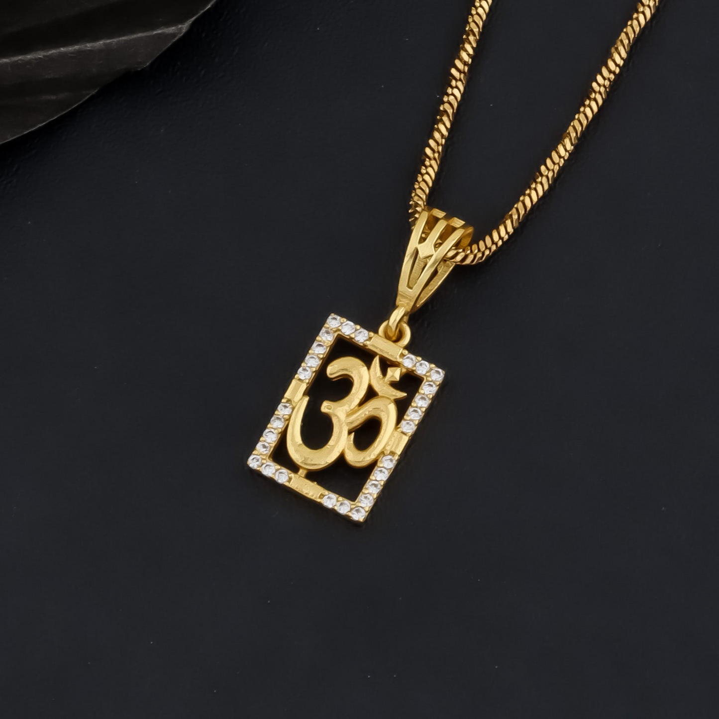 Omesh Men’s Premium Style Gold Chain Pendant (Chain-24 Inch)