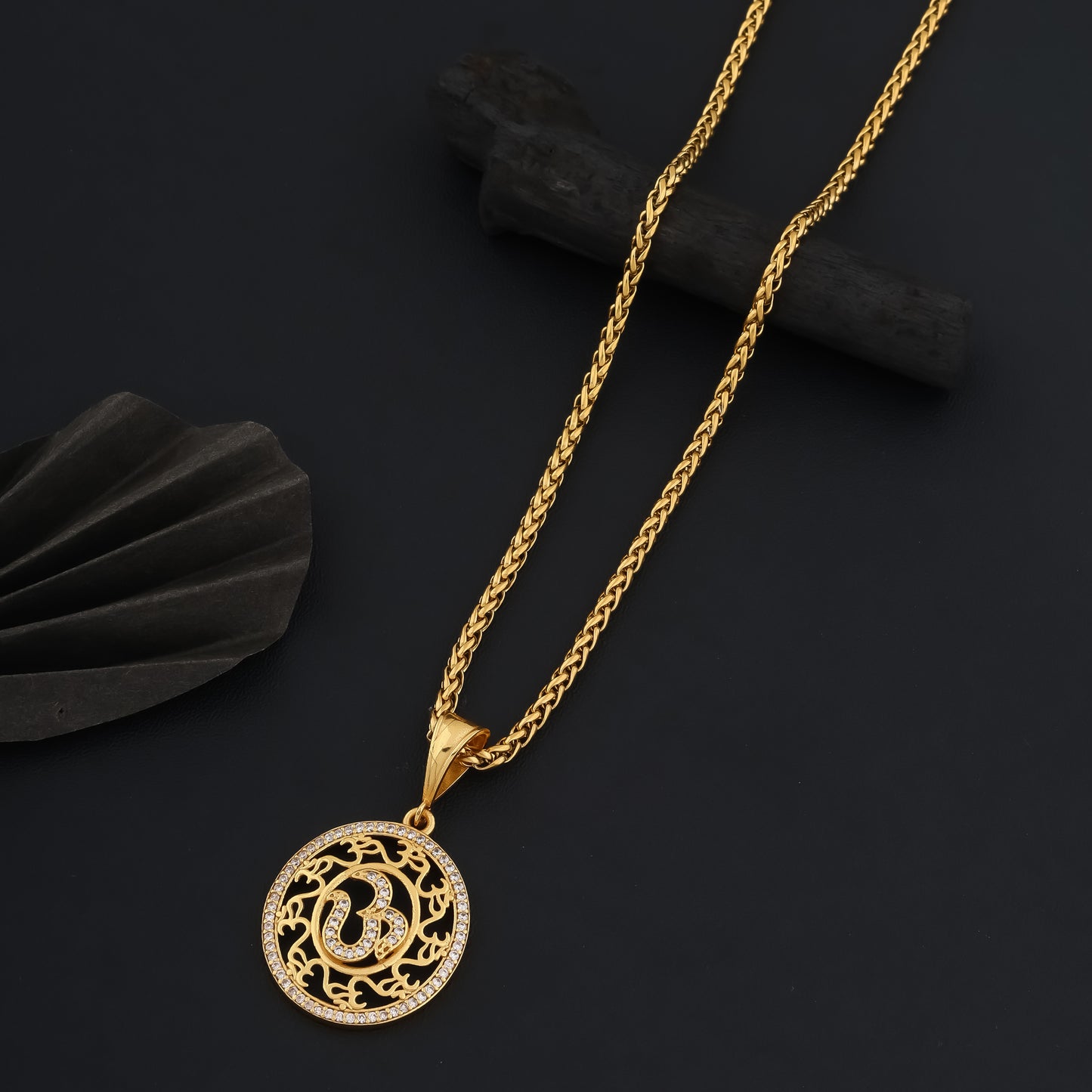 Round Aum Dimond Pendant With Gold Chain