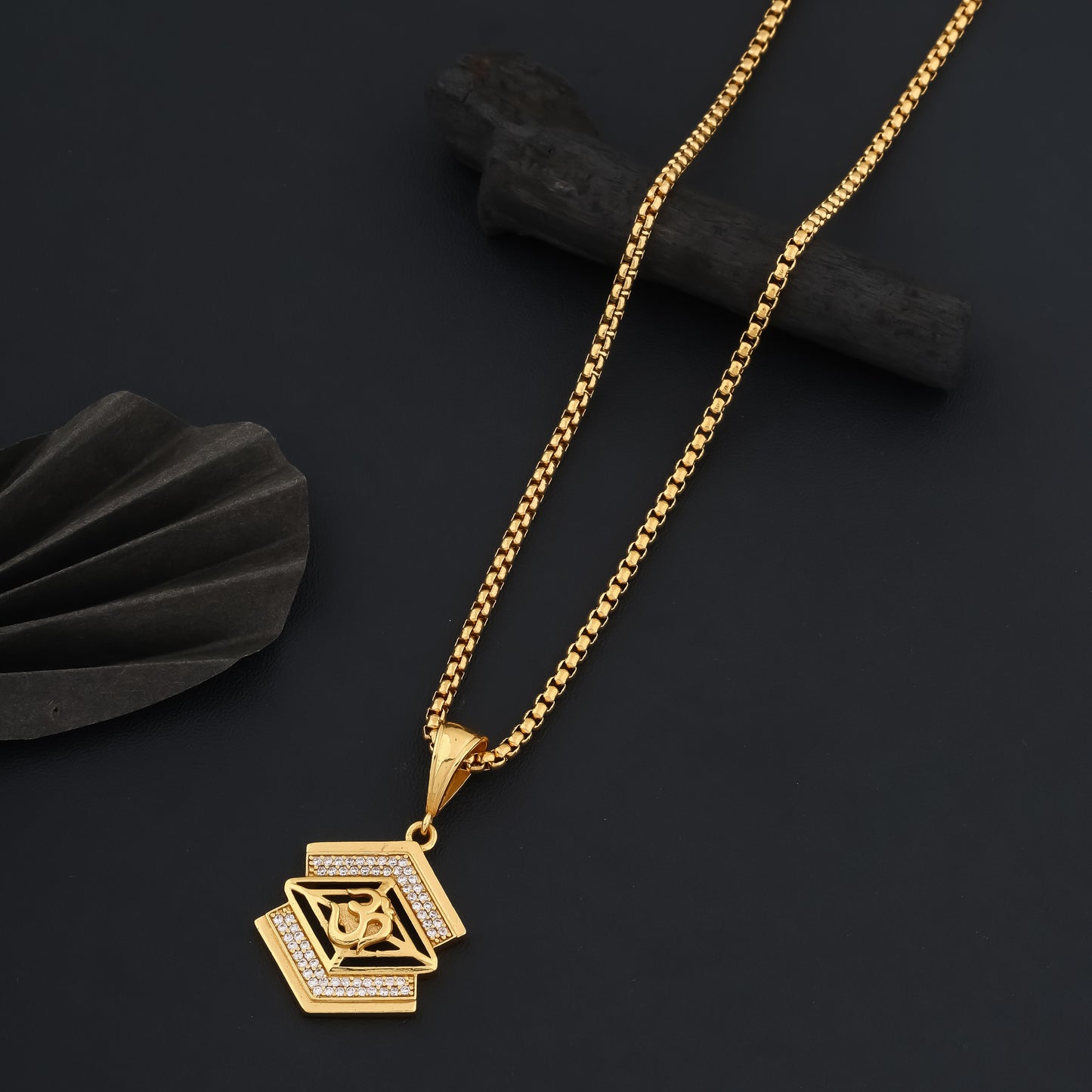 Om King Dimond Pendant With Gold Chain